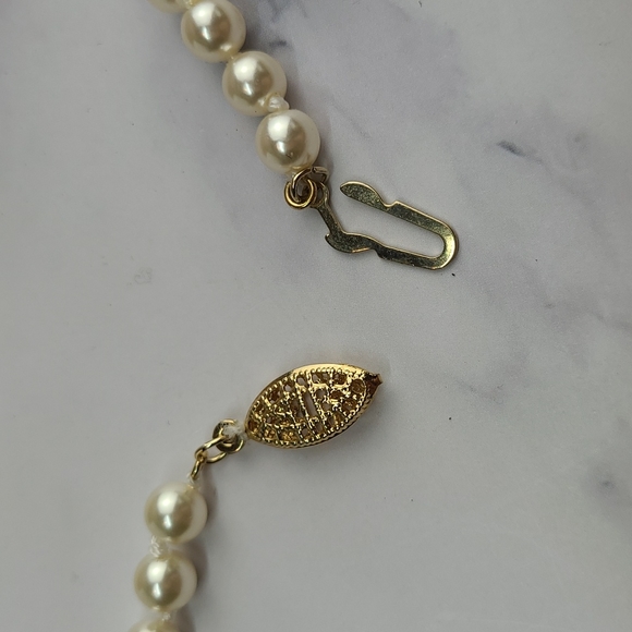 SINGLE STRAND WHITE FAUX PEARL NECKLACE - Picture 4 of 5